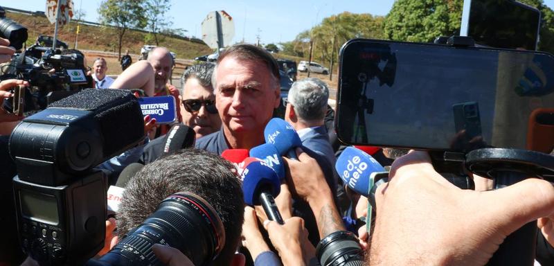 Bolsonaro volta a atacar o STF