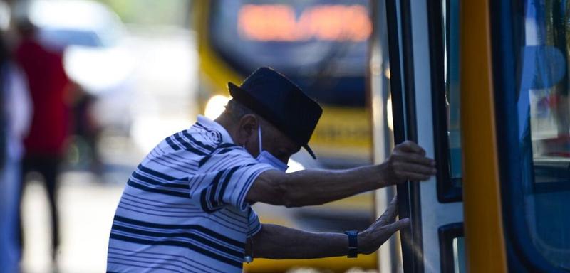 A indiferença que cerca quem está vivo, mas perdeu o lugar