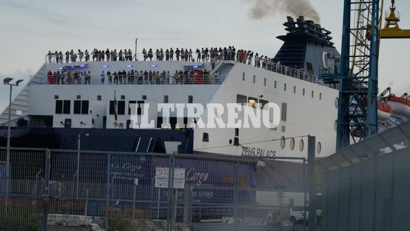 Livorno, falso allarme bomba sul traghetto: bloccati oltre mille passeggeri. Scatta la maxi-emergenza, poi la nave riparte (dopo ore)
