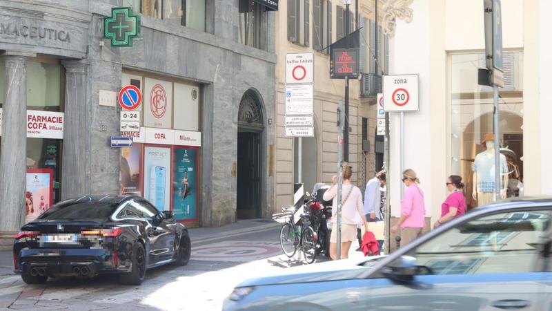 Turisti aggrediti nel Quadrilatero della Moda a Milano: l’assalto del rapinatore in motorino ripreso dalle telecamere di un taxi