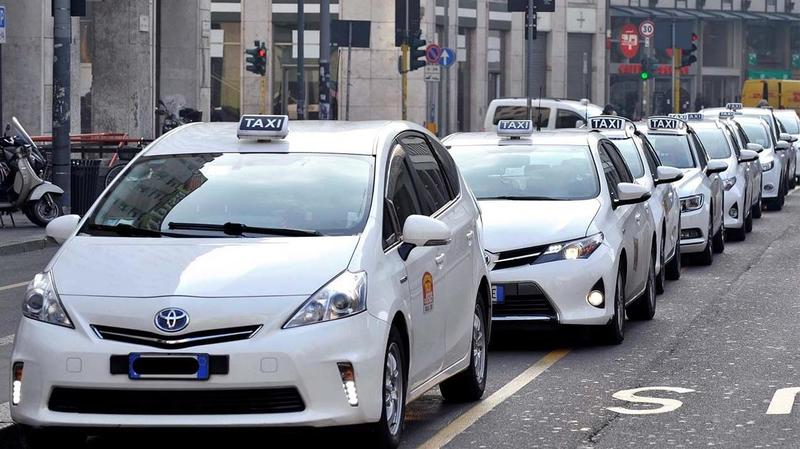 Milano, licenza notturna di taxi acquistata a 67.500 euro e rivenduta on line a 145mila: “Posso farlo”