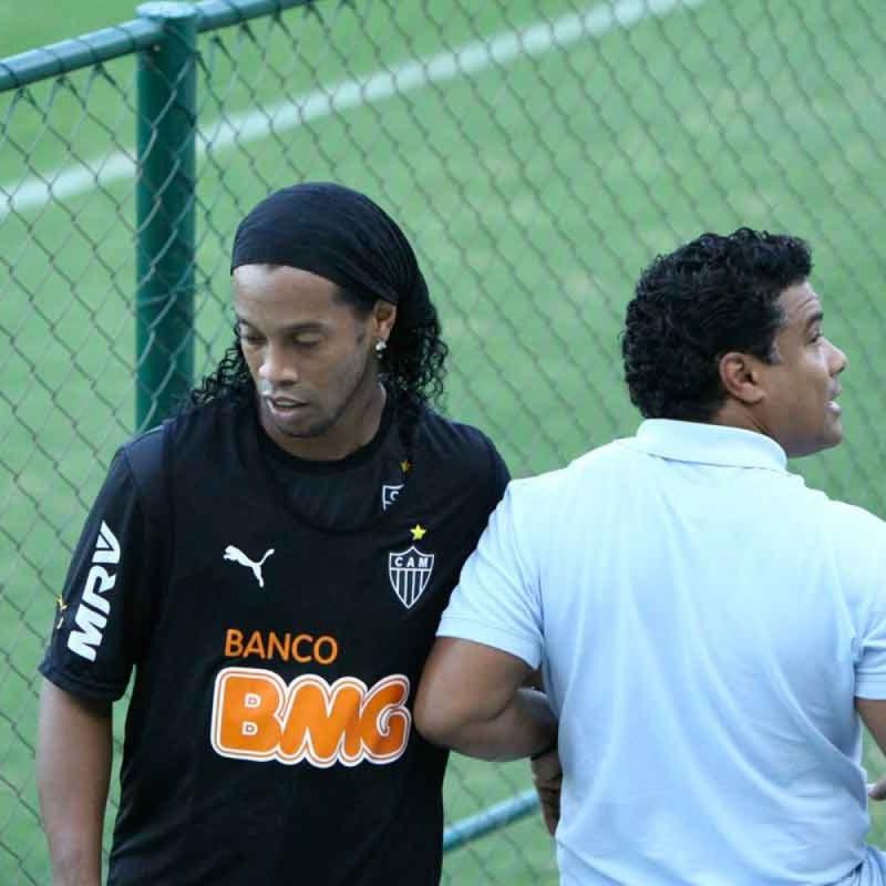 Assis é irmão, pai, amigo, empresário e o responsável pelo sucesso de R10