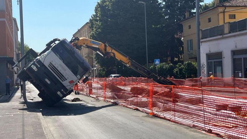 Camion ribaltato in via Emilia Ponente a Bologna: traffico deviato per ore