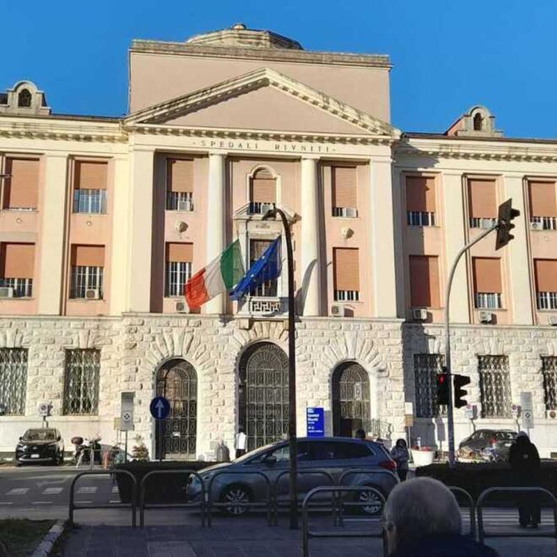 Livorno, finisce al pronto soccorso in barella e dopo la lastra sparisce la sua collanina d’oro