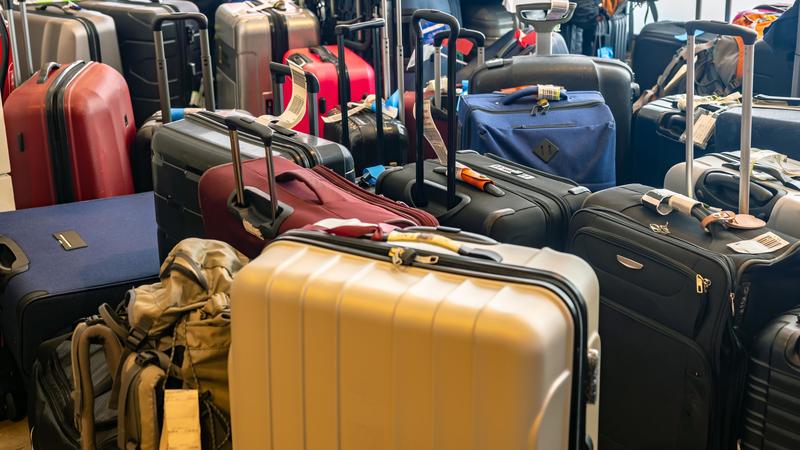 Valigia da aereo, l’assicurazione rimborsa computer e contante in caso di smarrimento?