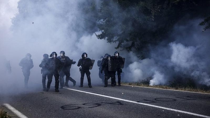 Urbani gerilski rat: U Limožu u Francuskoj oko 100 ljudi gađalo vozila i policiju kašikarama