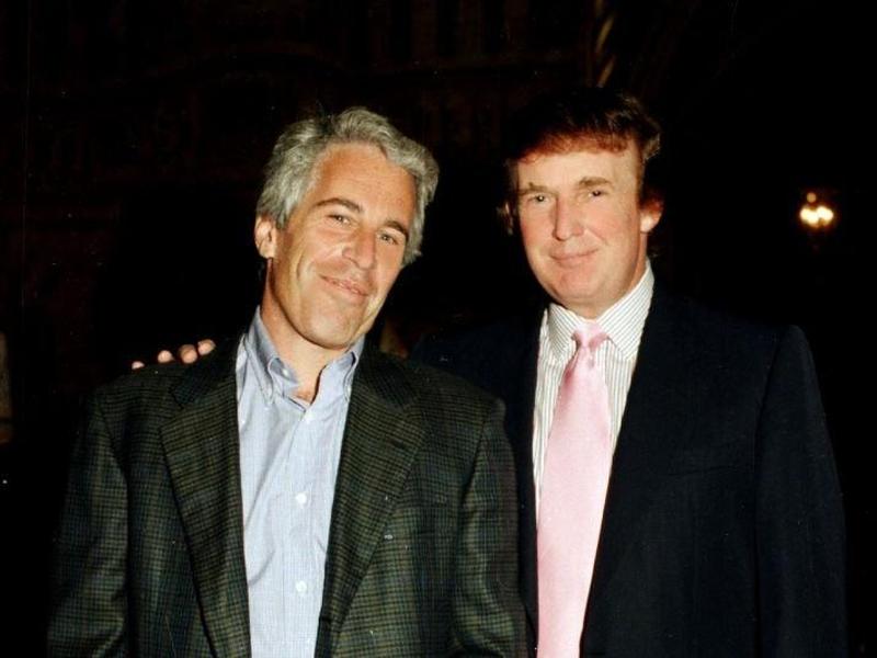 Trump-Epstein, intrecci e misteri: quella serata «caldissima» a Mar-a-Lago con 28 ragazze. «Ama le belle donne, come me, e le sceglie giovani»