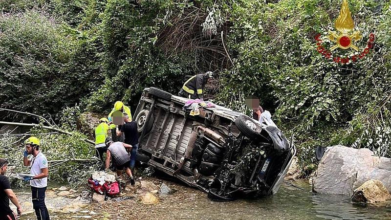 Precipita minibus con disabili, decisivo l’intervento di un’assessora-infermiera: “Ci siamo tuffate nel fiume e abbiamo salvato tutti”