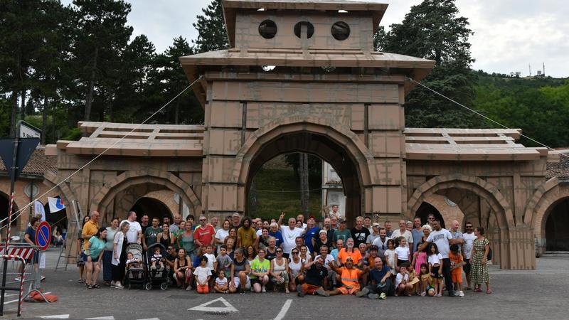 Predappio, monumento effimero costruito dal paese: 260 persone al lavoro. E il bello arriva oggi: distruggerla