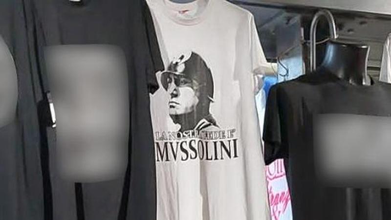 Quei gadget di Mussolini. I turisti indignati: 