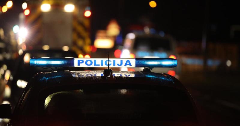 Užas na cesti: Pretjecao pa se zaletio u kanal pa stup. Auto potpuno izgorio, ne zna se tko je vozač