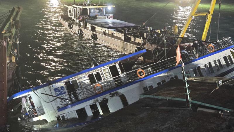 Naufragio in Vietnam, decine di morti. Bimbo si salva miracolosamente: 