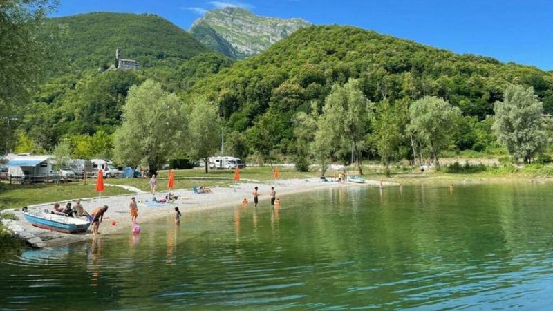 Un “mare” sui monti: il lago in Garfagnana dove convivono sport, balneazione, picnic e trekking. E piace anche alla Nutella...