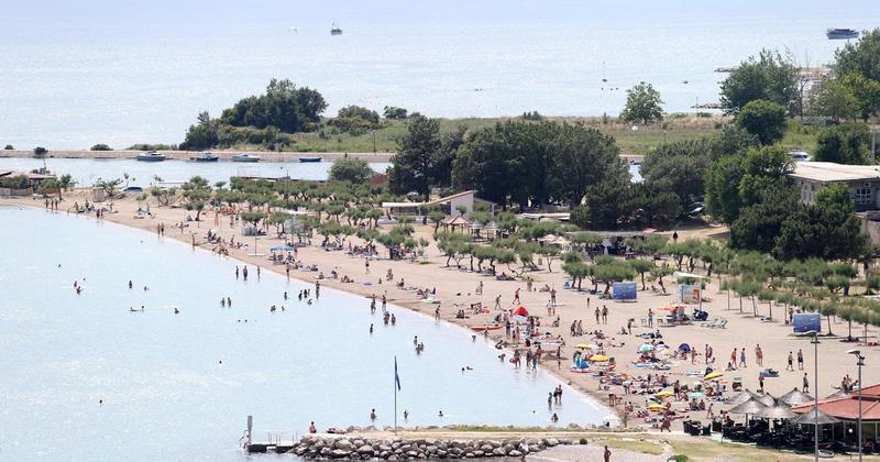 Turistkinja razljutila roditelje, u toplesu prošetala plažom: 'Ne razumijem kako može misliti da je takvo ponašanje prikladno'