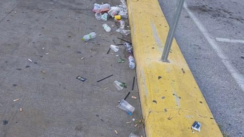 Movida e degrado, risveglio coi rifiuti sul lungomare