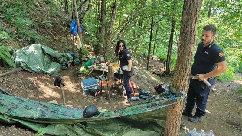 Viaggio nei boschi della droga dell’Alto Lario, tra giovani zombie e spacciatori: “Una piaga, siamo soli”