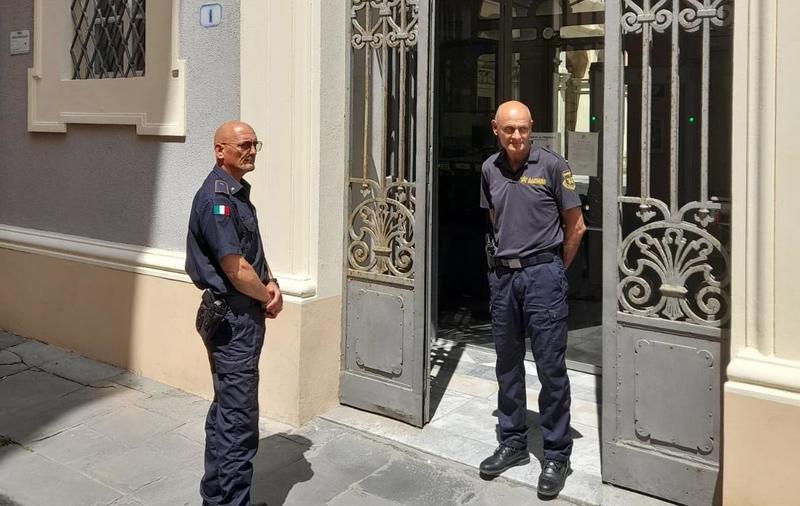 Livorno, «Picchiava l'ex moglie»: condannato a due anni dipendente di un ente locale
