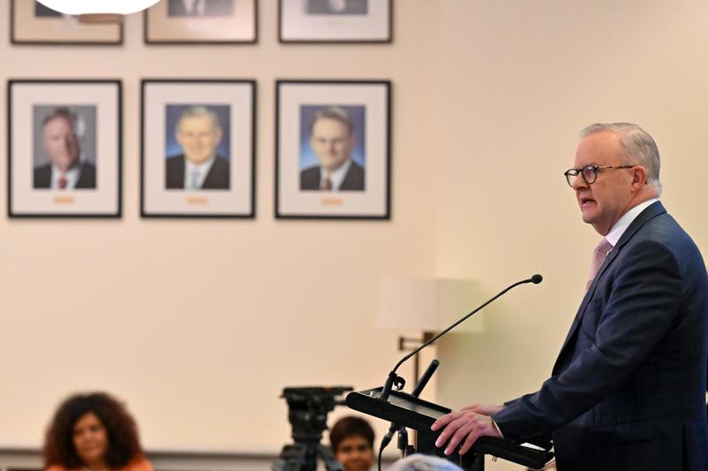 Labor to put disclaimer under Mark Latham’s caucus room picture