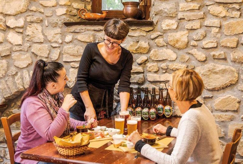 Alice, Melania e la birra nel paese di 10 abitanti in Toscana