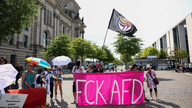 Kindische „Scheiß AfD“-Gesänge : Der Protest offenbart die Hilflosigkeit der demokratischen Mitte