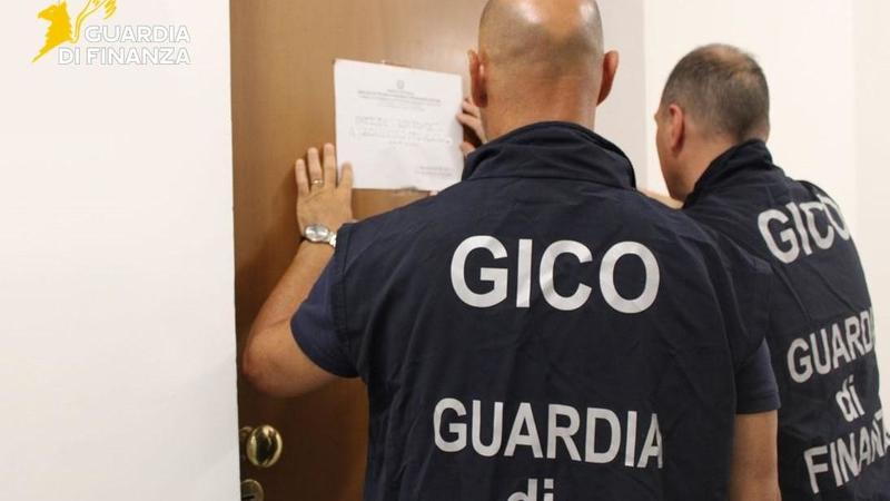 Sequestrate case, due Porsche e quote di tre società per oltre 3,3 milioni