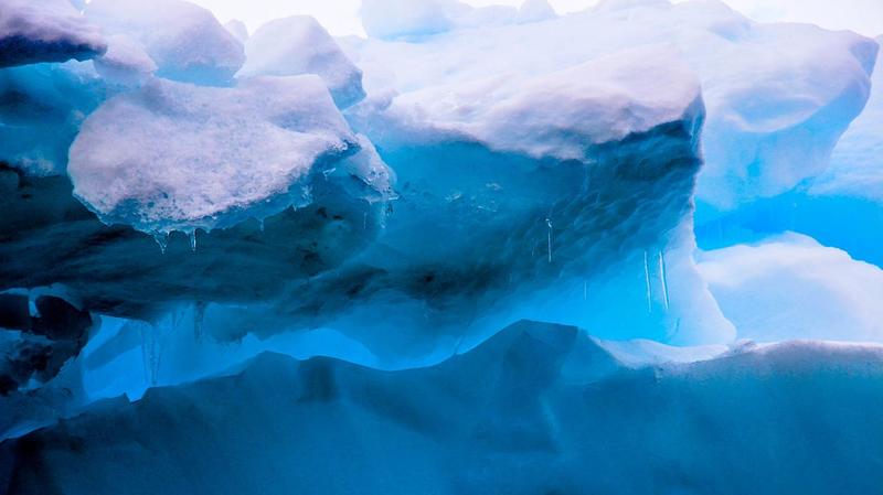 Dal Karakorum all’Himalaya fino alle Alpi: perché i ghiacciai stanno diventando “neri” (e perché non è una bella notizia)
