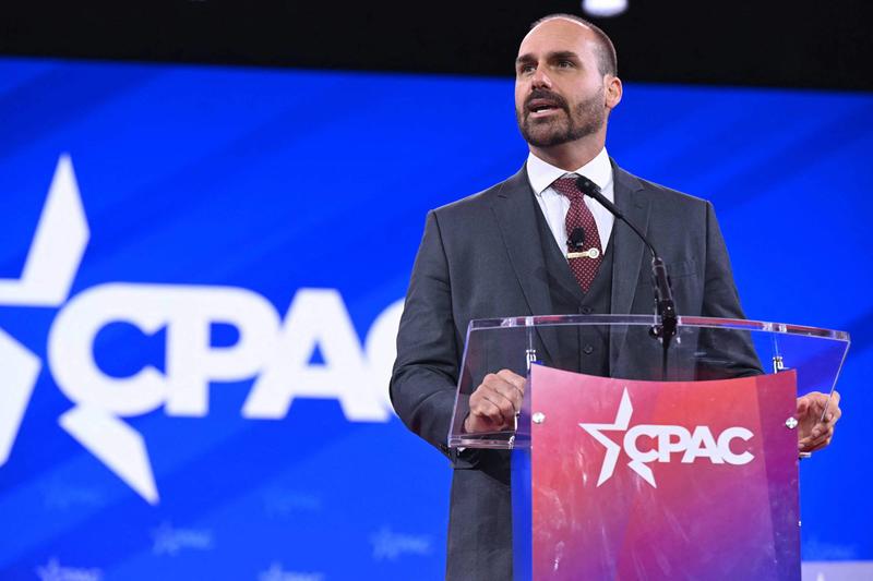 Eduardo Bolsonaro sepulta carreira política no Brasil