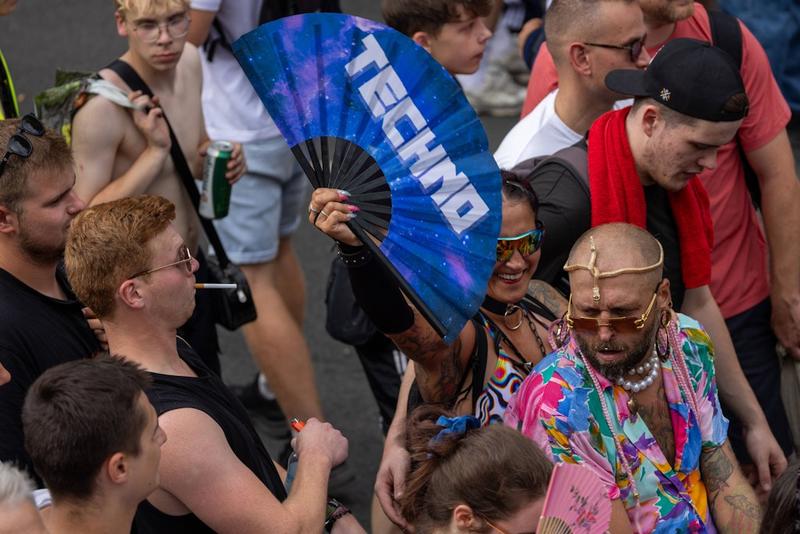 Tiefe Einblicke, knutschende Paare - die Festivalsaison auf dem Höhepunkt