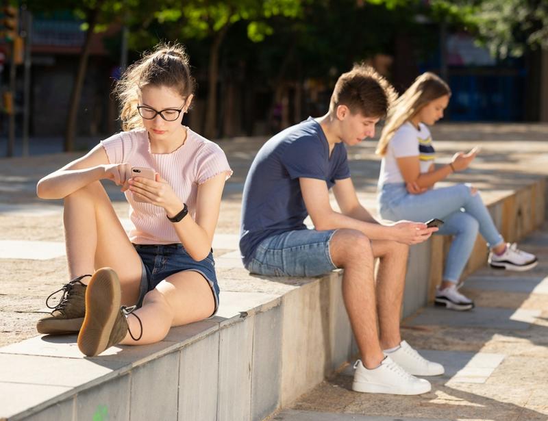 Au téléphone, les adolescents ne répondent plus : manque de politesse ou nouveaux usages ?