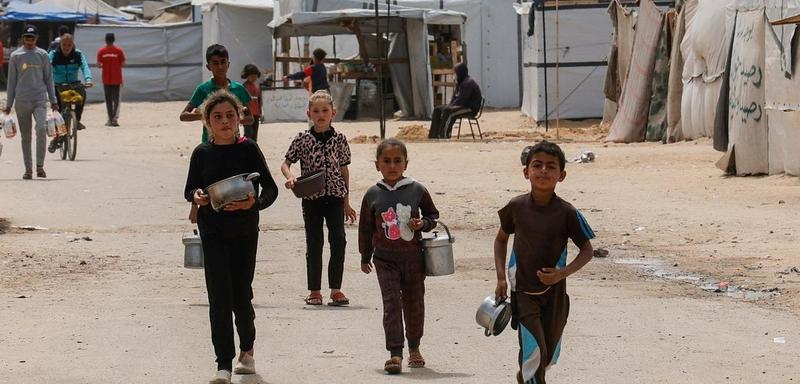Gaza, por causa da fome as pessoas desmaiam nas ruas