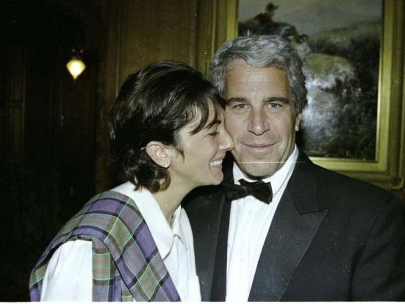Epstein, il super avvocato Dershowitz: «Ghislaine Maxwell sa tutto, ed è pronta a testimoniare. È la 