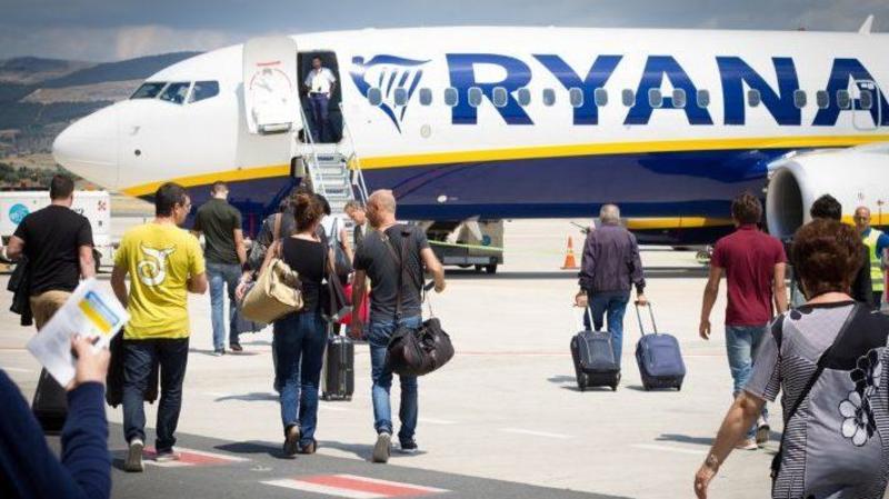 Ryanair, caccia ai ‘furbetti’ del trolley: “Bonus più alti ai dipendenti che scovano bagagli fuori misura”