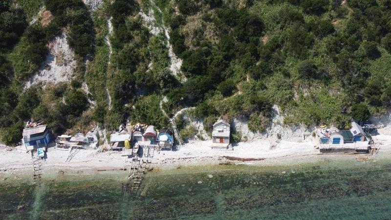 Sentiero della Vedova, a decine scendono tra tubi e corde. Auto e furgoni parcheggiati a monte