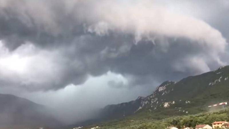 Veliko nevreme u Sloveniji: Vetar kidao krovove, hiljade bez struje (VIDEO)
