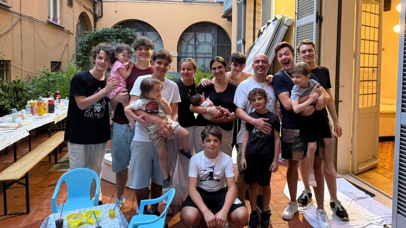 La storia di Gianluca, 11 figli e 2 nipoti. “Incoscienza? No, la vita è dono, non pretesa”
