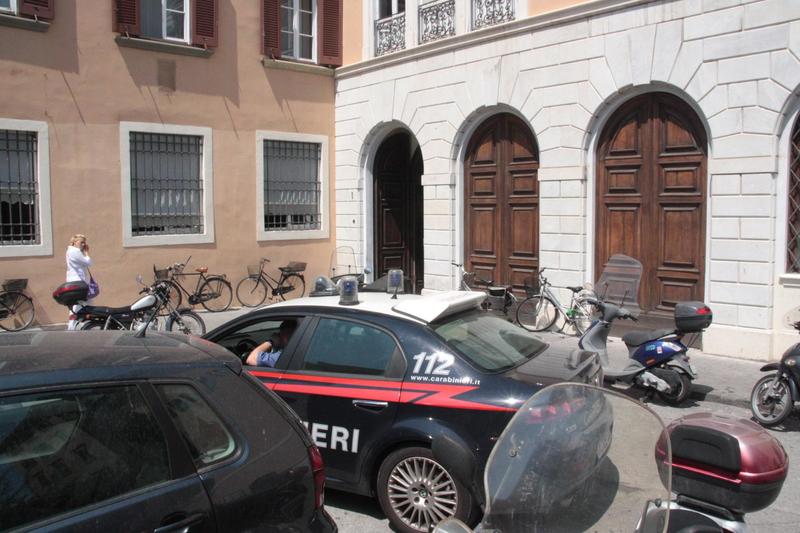 Livorno, cinquantenne col collare sanitario preso a schiaffi davanti al Comune