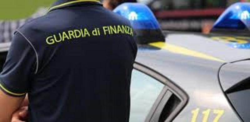 Livorno, sbarcano in porto con 160mila euro in mazzette nascosti sotto i sedili