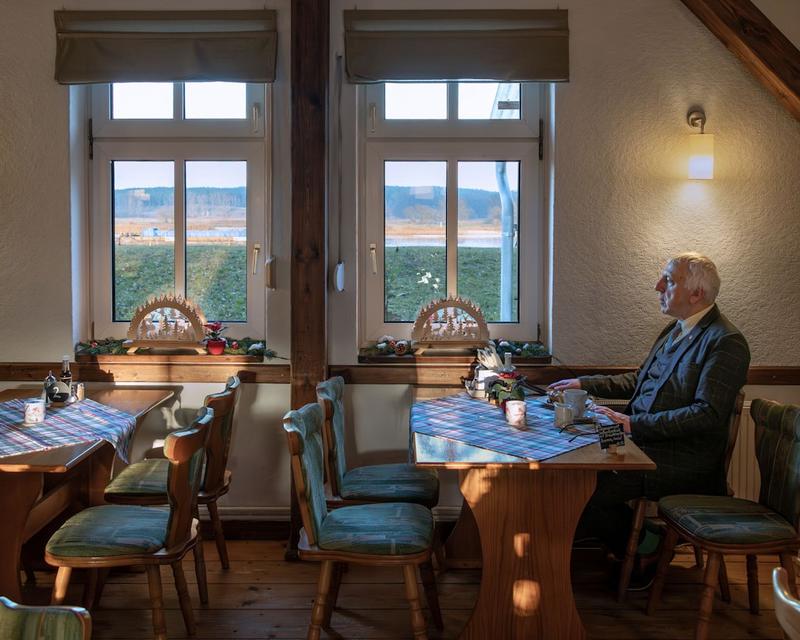 Bedrohter Lebensraum: Bilder von Dorfkneipen im Oderbruch