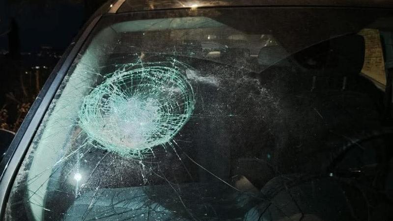 Masso su auto, baby gang sfiora la strage