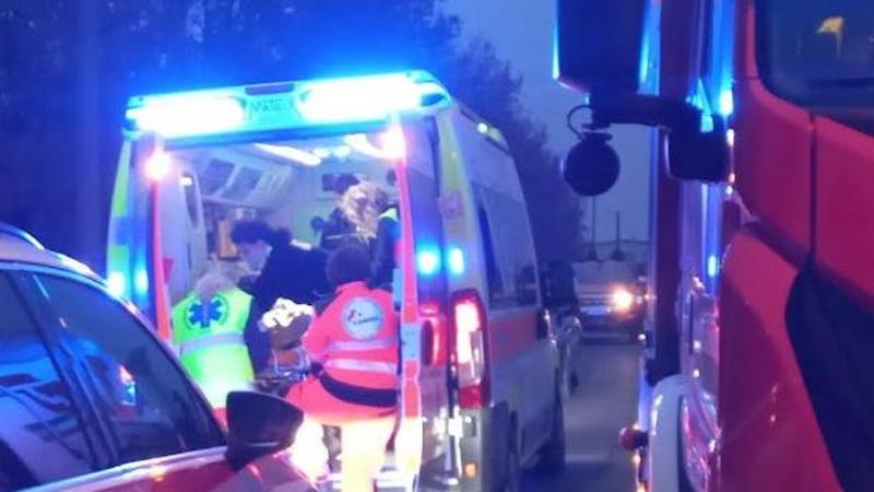 Sbanda in auto a Castelnovo Sotto, 36enne in ospedale