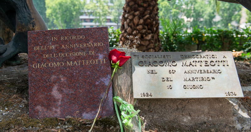 Lo sfregio alla targa di Matteotti? Colpa di Giorgia Meloni...
