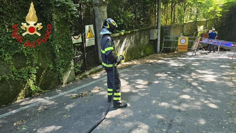 Cede l’asfalto in via Valeria: chiusa la strada e la linea ferroviaria Como-Chiasso