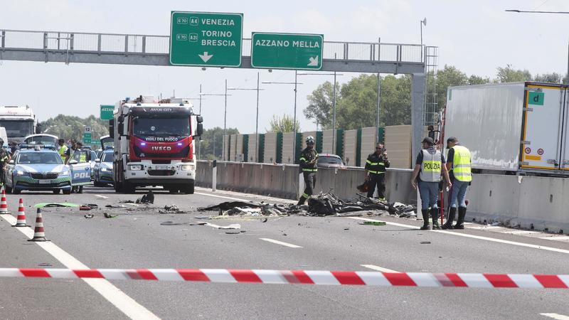 Ultraleggero si schianta sull’autostrada A4: due morti. Macchine passano tra rottami e fiamme: due automobilisti feriti