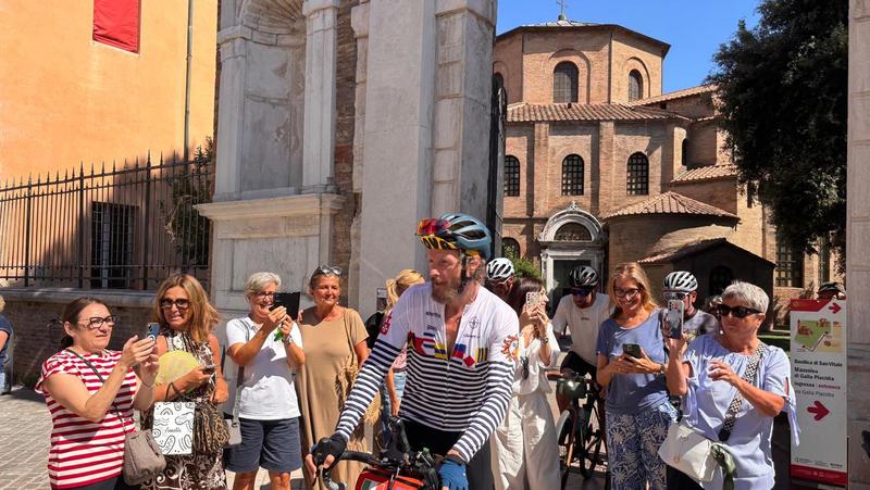 Jovanotti, tappa speciale a Ravenna del suo tour in bici verso il concertone in Friuli