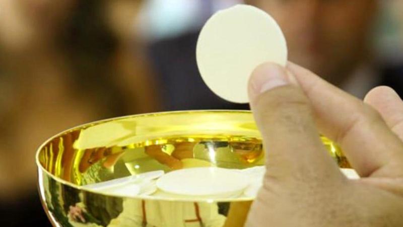 Furto sacrilego di ostie dalla chiesa: l’ombra dei riti satanici