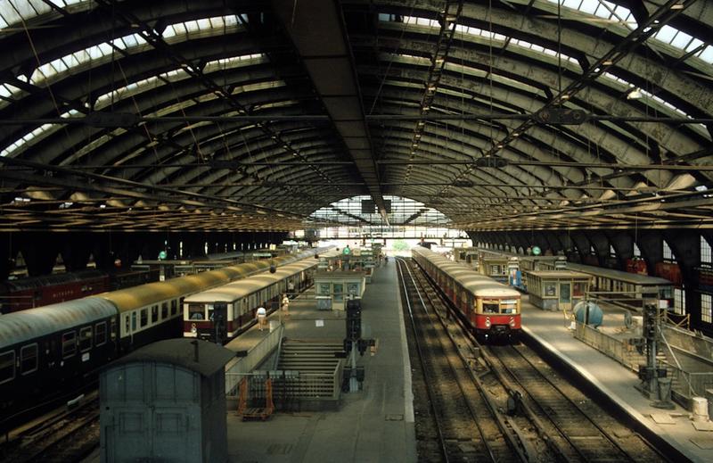 Mitarbeiter der Deutschen Bahn kündigt nächsten Halt an: „Willkommen im Hauptbahnhof der DDR“