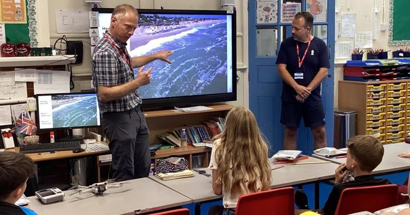 Coastal experts visit Norfolk primary school to help with geography project
