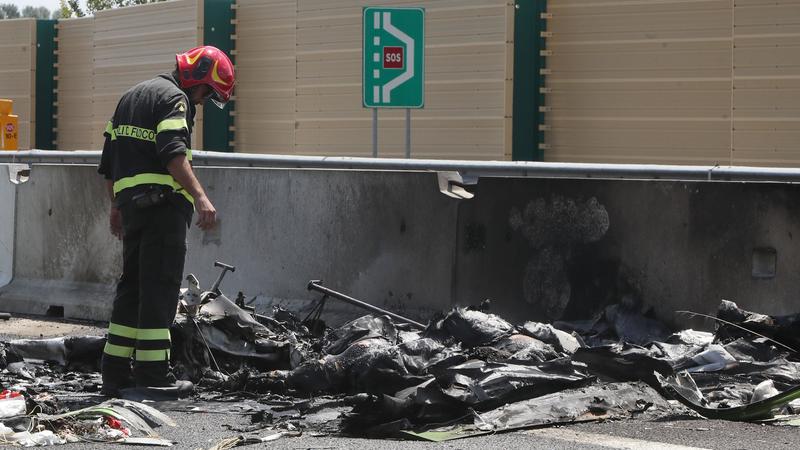 Il boato, la colonna di fuoco e il mistero del paracadute: la cronaca dello schianto dell’ultraleggero tra le auto a Brescia