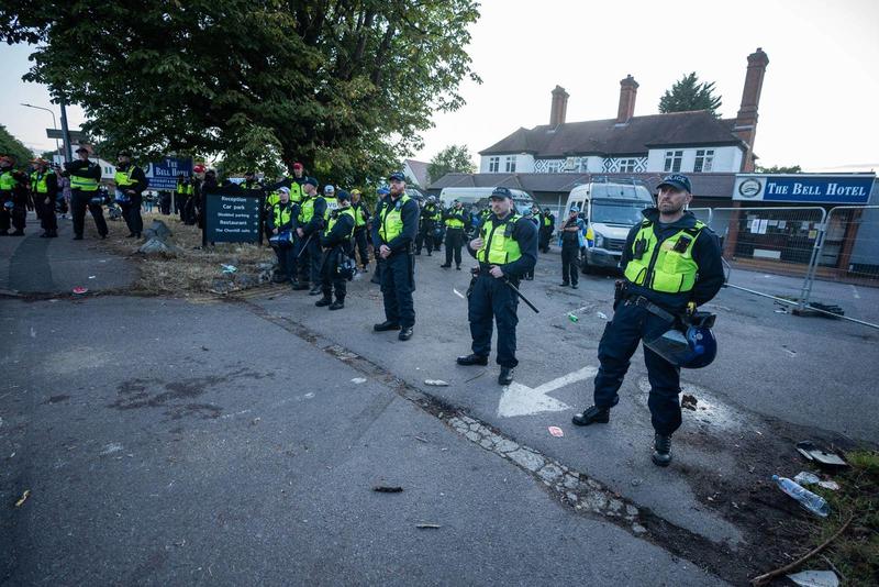 Demonstranti napali jajima i kamenicama policiju koja čuva hotel za smeštaj migranata kod Londona