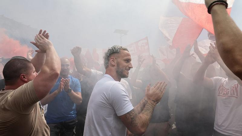 Arnautović obišao stadion, izabrao broj, potpisao ugovor i poručio navijačima: „Došao sam da zajedno ispišemo istoriju“ (VIDEO)